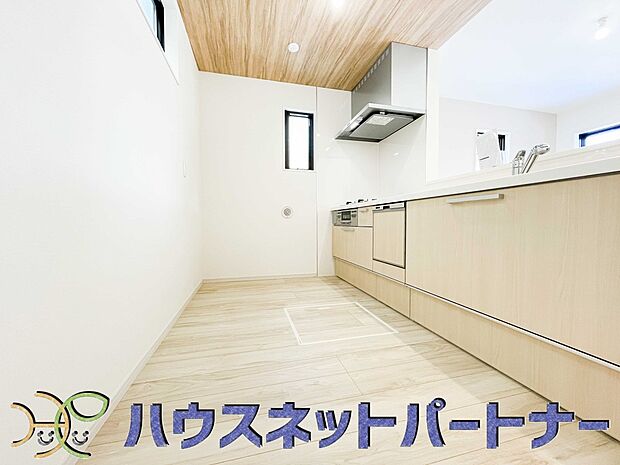 カウンターキッチンは広くて収納力もあるので、快適に料理をすることができます。食器や炊事用具を手の届くところに配置しやすいため調理もスピーディーです。