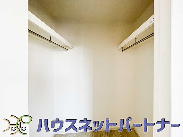 たくさんの洋服をかけてもシワになりにくいウォークインクローゼット。洋服以外にも、普段使わない家電やスーツケース、ストック品など何でも片付く嬉しい空間です。