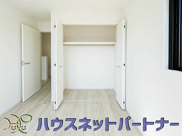 壁面クローゼットのメリットは、衣類が横一列に並ぶためひと目で洋服が選びやすいこと。衣類をたくさんお持ちの方も、限られたスペース内に無理なく収納することができます。