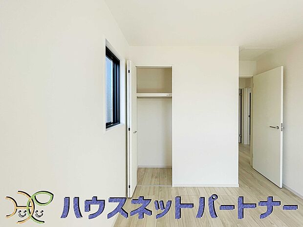 多くの人がお困りの住まいの収納。壁面クローゼットがあればタンスを置く必要がなく、出っ張りのないスッキリ空間を維持できます。限られたスペースを有効に活用できそう。