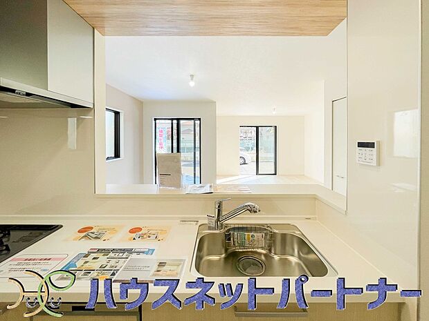 カウンターキッチンなら、リビングで遊ぶ子供の様子を見ながら料理ができるので安心です。料理を運んでもらったり、子供にお手伝いしてもらいやすいのもいいですね♪