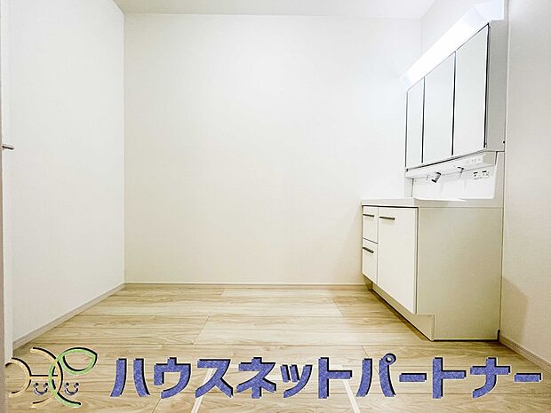 シャンプードレッサー洗面化粧台。大型の陶器製洗面ボウルと、シャンプーができるシャワーが付いた洗面台なら、毎朝のシャンプーも楽々。ボウル全体をお掃除するときも便利です。