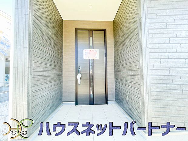 上質感漂う玄関へのアプローチ。居住者の帰り、訪れる方を優しく迎える・安らぎに満ちた生活空間を予感させる。健やかな暮らしを楽しめそう。