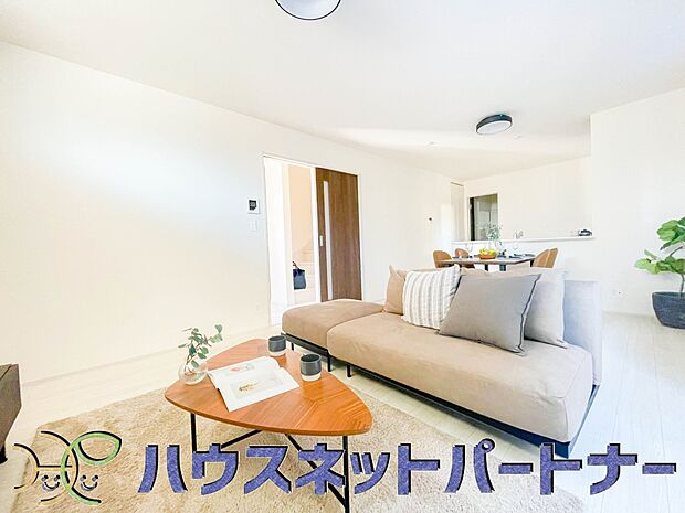 明るい日差し入るリビングは、お友達を招きパーティーが楽しめる広さですよ。