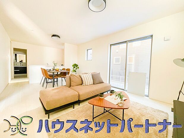 整然とした空間演出、快適な理想の暮らしの実現は家のみの拘りではなく、そこで暮らす方々にとって素敵な環境であることも挙げられると思います。四季折々の変化が奏でる鼓動を楽しんで下さい。