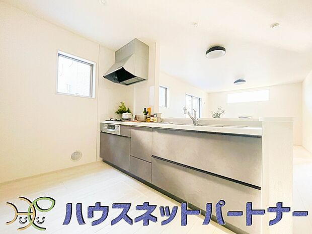 家族の様子を見ながらキッチンでお料理。一日の出来事を会話しながらの家事は嬉しいコミュニケーション。