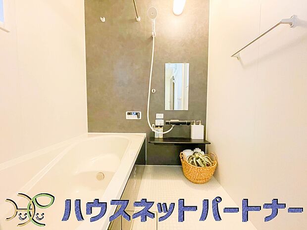 心地よいバスタイムを演出する浴室はゆとりあるサイズを採用。保温機能付き、汚れをはじく有機ガラス系の新素材を採用した浴室。美しく機能的な設備を採用。