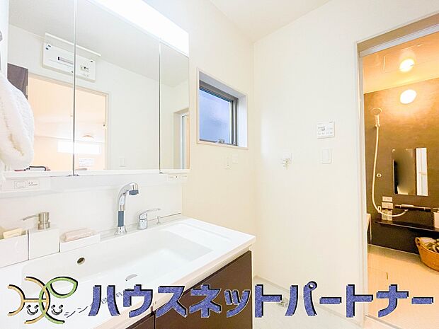 洗面室のある脱衣所は広々。脱いだお洋服をそのままお洗濯。