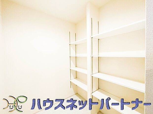 専用収納。玄関のすぐ隣や廊下の収納は、生活動線上にあるためお子様にも手が届き、身支度を自分でやりやすくなるメリットが。それにより「決められた場所に戻す」という習慣も自然に身につきます。