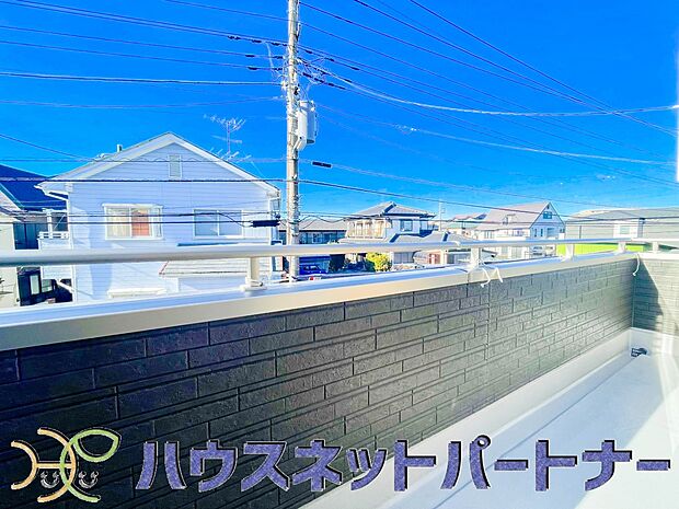南バルコニーから差し込む陽光・通風は、住環境・快適性と共に有り続ける貴重な「財産」です。この新築戸建に住まう事で手に入れるものは、きっと日常にとっても貴重な存在となるはずです。