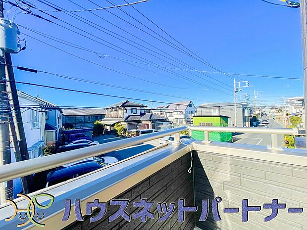 青い空が近くに感じるバルコニーは、爽やかな風をお部屋へ運んでくれます。