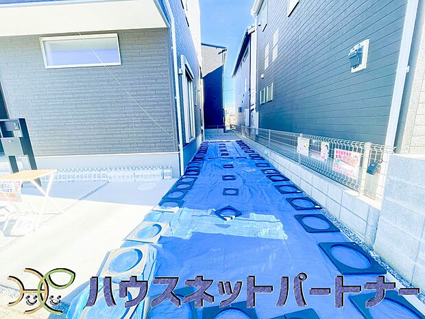 駐車場がある戸建を持つ最大のメリットは、駐車場代金を支払い続ける必要がないことです。賃貸住宅に住んでいる方が、戸建の購入を考えるきっかけに挙げることが多いようです。
