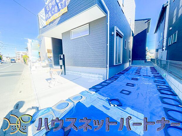 カースペース2台可。敷地内に駐車スペースが2台分確保されています。通勤、お出かけ、ショッピングなど、家族で出かける際の足となる車。状況に応じて使い分けたい、そんな方におすすめです。