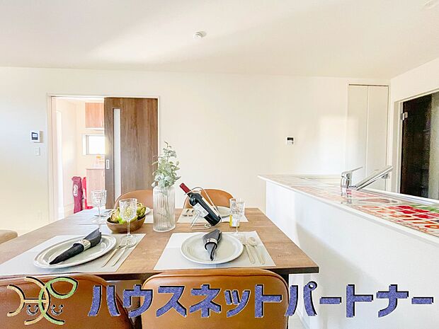 通風・採光に優れ、心地よい光と風が溢れています。 贅沢で豊かな居住性と、プライドを満たすクオリティが見事に調和した住空間。新築ならではの快適なひとときをご体感頂ける筈です。