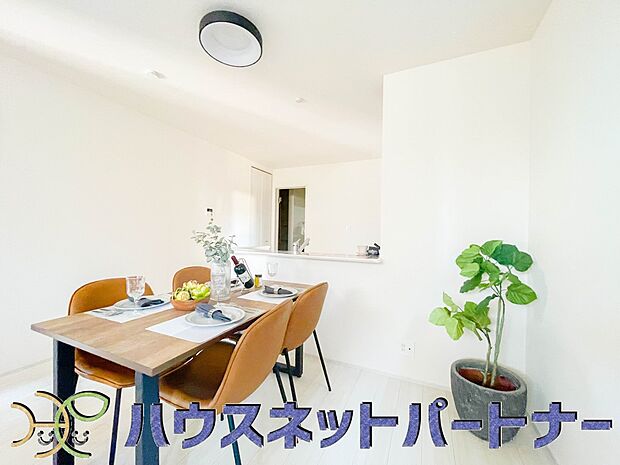 忙しい朝でも家族揃って食事をして頂ける、ゆとりある大きさのダイニングスペース。奥様の手料理をカウンター越しに受けとって頂き、テーブルで囲む素敵な時間を存分にお愉しみ下さい。