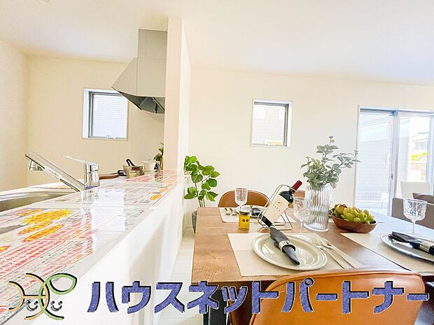 お料理できたらカウンターから手渡しができます。家族で会話をしながらお料理を楽しく。