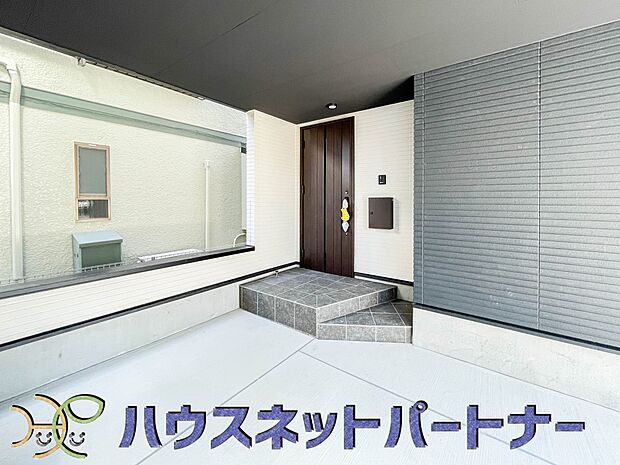 上質感漂う玄関へのアプローチ。居住者の帰り、訪れる方を優しく迎える・安らぎに満ちた生活空間を予感させる。健やかな暮らしを楽しめそう。