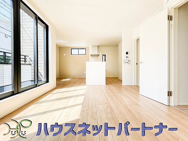 家族でくつろぐリビングは16帖。日当たりも良く、風通しも優れています。