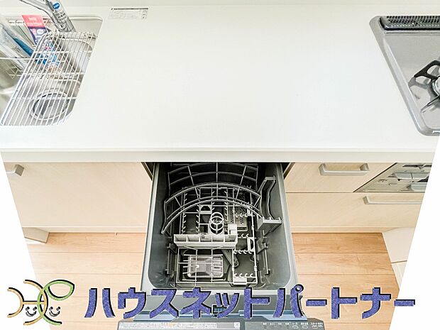 ビルトイン食器洗乾燥機。通常の手洗いでは使用出来ないほど高温のお湯や高圧水流を使うことにより汚れを効果的に落とすことができる。殺菌効果が非常に高く哺乳瓶などを使う家庭で需要が高く大変便利。　