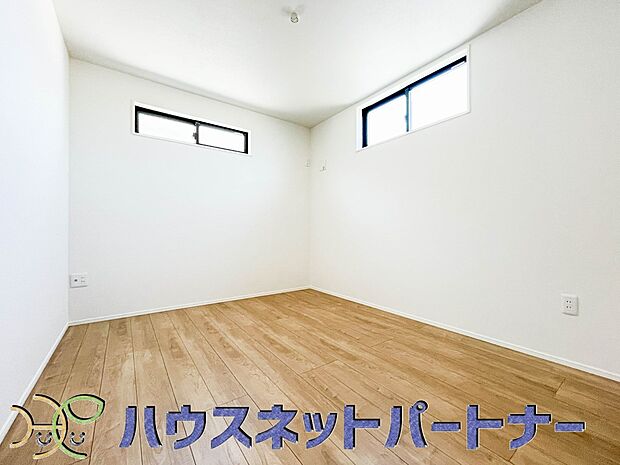 日差しが差し込む明るいお部屋。朝は太陽の光を浴びて一日の始まりです。