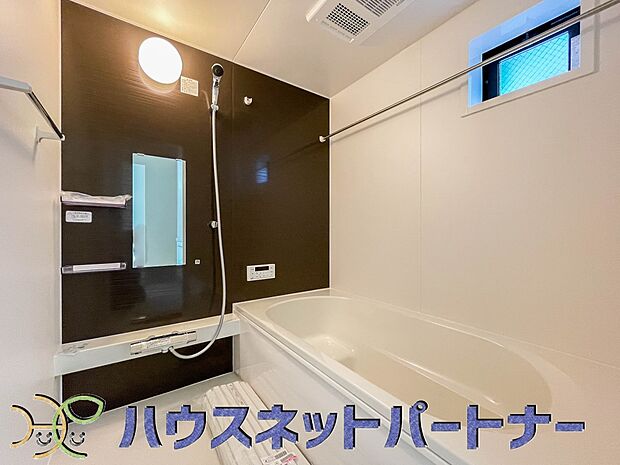 明るい作りの浴室は心も体もリフレッシュさせてくれます。窓もあるので湿気を外へ逃がすことも出来ます。