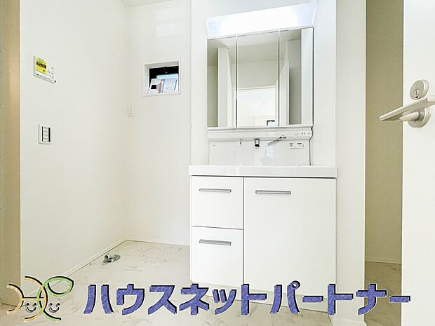 大きく見やすい三面鏡で清潔感ある洗面台は、身だしなみチェックや肌のお手入れに最適です。何かと物が増える場所だからこそ、スッキリと見映えの良い空間に拵えました。