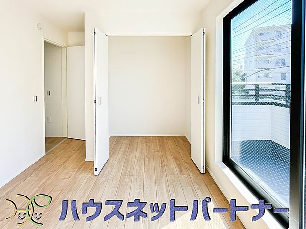 壁面クローゼットのメリットは、衣類が横一列に並ぶためひと目で洋服が選びやすいこと。衣類をたくさんお持ちの方も、限られたスペース内に無理なく収納することができます。