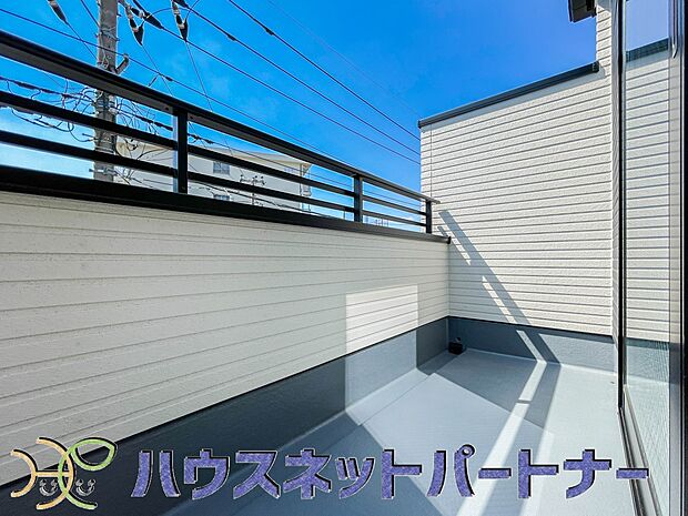 南バルコニーから差し込む陽光・通風は、住環境・快適性と共に有り続ける貴重な「財産」です。この新築戸建に住まう事で手に入れるものは、きっと日常にとっても貴重な存在となるはずです。