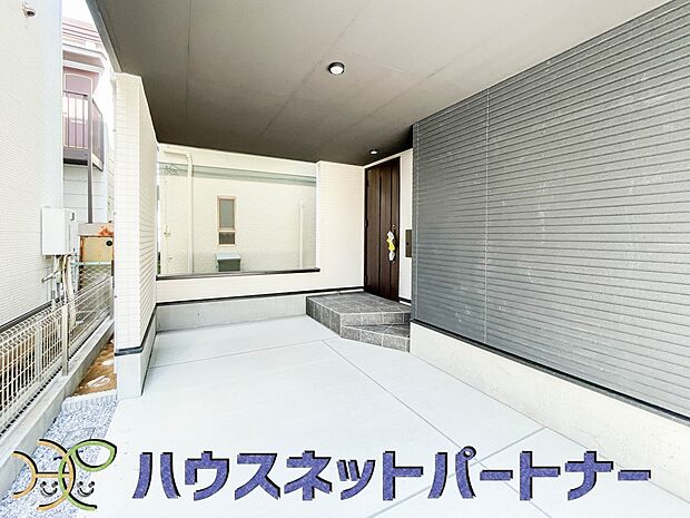 ビルトインガレージは、雨に濡れない。激しい雨の日に買い物から帰ってきたときなど、荷物も自分も濡れずに家の中に入れることは、奥さまにとってもうれしいはず。