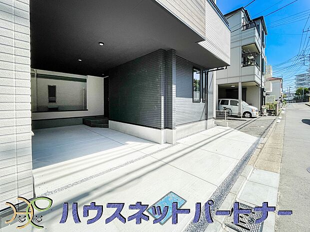 カースペース2台可。敷地内に駐車スペースが2台分確保されています。通勤、お出かけ、ショッピングなど、家族で出かける際の足となる車。状況に応じて使い分けたい、そんな方におすすめです。