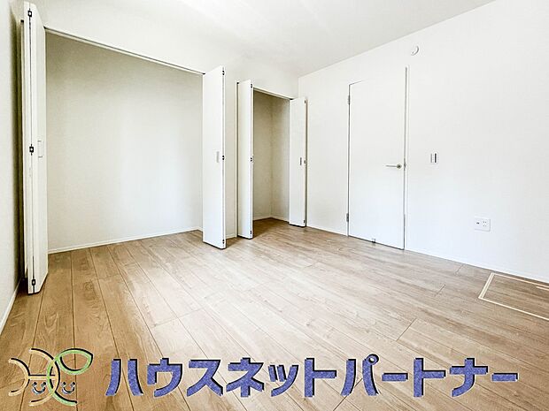 各部屋を最大限に広く使って頂ける様、全居住スペースに収納付。プライベートルームはゆったりと快適に。