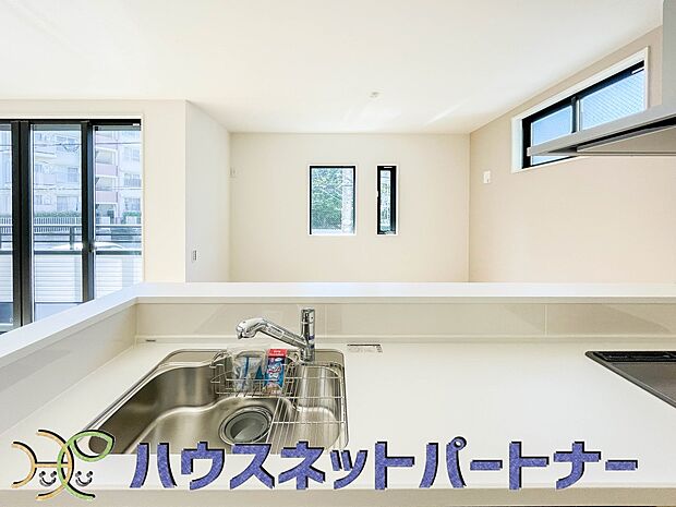 キッチン吊戸棚を無くす事によって、コミュニケーションを重視した設計に致しました。区画によって変わる一体感を、実際にご覧になって頂けましたらと思います。