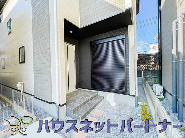 玄関の扉を開けるとそこは家族の待つお家。笑い声が聞こえてきそう。