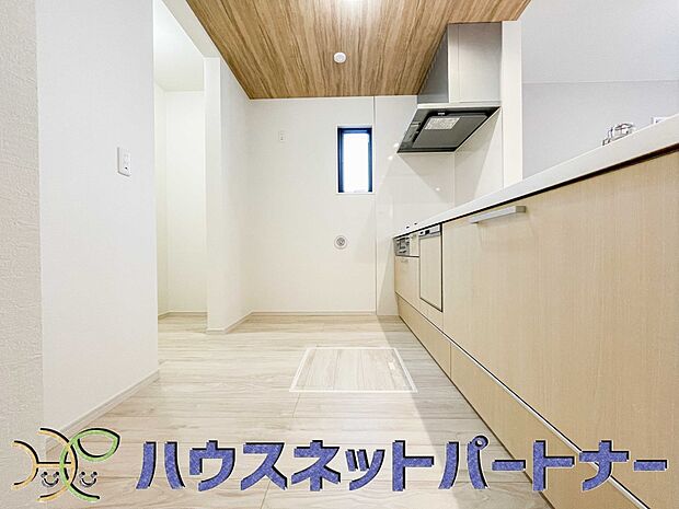 カウンターキッチンは広くて収納力もあるので、快適に料理をすることができます。食器や炊事用具を手の届くところに配置しやすいため調理もスピーディーです。