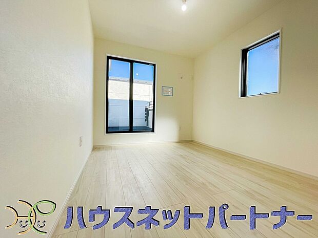 バルコニーに直接出入りできるお部屋です。ちょっと外の空気を吸いたい時や、ベランダでミニガーデニングなども楽しめそうです。