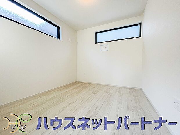 独立性を高めたお部屋。たっぷりの収納も配備しており、片付いた空間を現実出来そう。陽光も降り注ぐ明るく開放的な空間が魅力的。