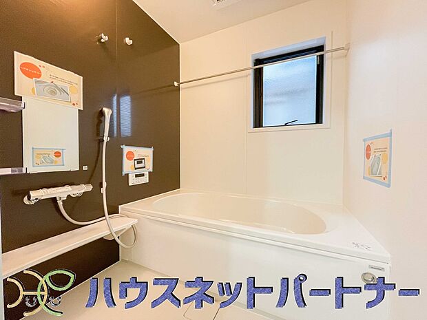 心地よいバスタイムを演出する浴室はゆとりあるサイズを採用。保温機能付き、汚れをはじく有機ガラス系の新素材を採用した浴室。美しく機能的な設備を採用。