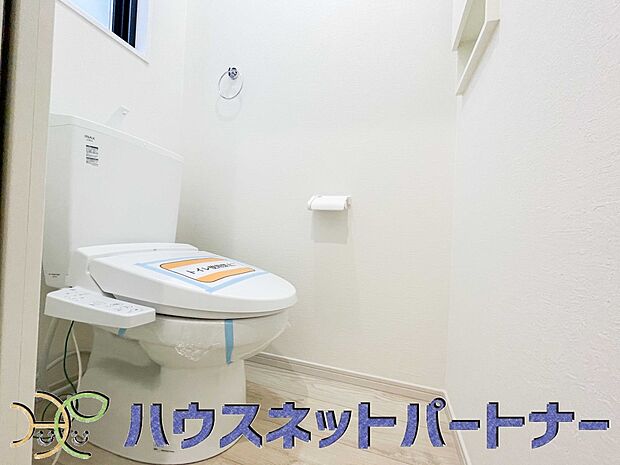 小窓を設置する事により明るく、通気性の良いトイレとなっております。中はゆとりのある大きさを確保しておりますので、ゆったりとお使い頂けます。 