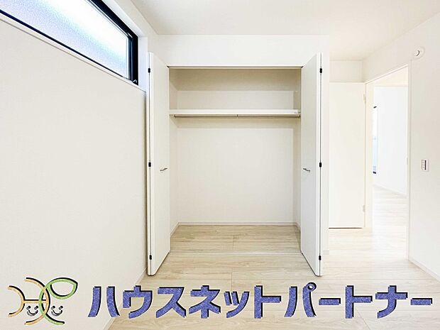 多くの人がお困りの住まいの収納。壁面クローゼットがあればタンスを置く必要がなく、出っ張りのないスッキリ空間を維持できます。限られたスペースを有効に活用できそう。