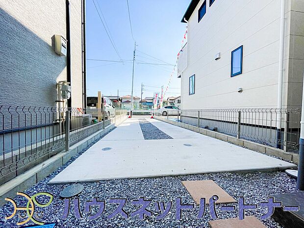 駐車場がある戸建を持つ最大のメリットは、駐車場代金を支払い続ける必要がないことです。賃貸住宅に住んでいる方が、戸建の購入を考えるきっかけに挙げることが多いようです。