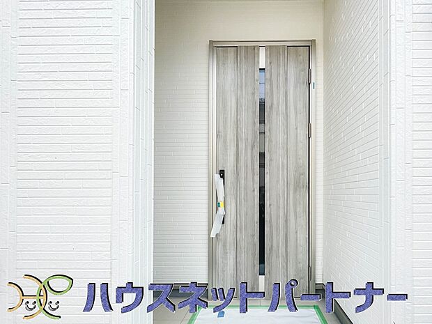 玄関の扉を開けるとそこは家族の待つお家。笑い声が聞こえてきそう。
