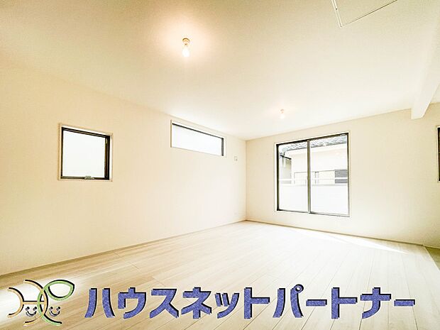 17帖のLDKは広々。光彩豊かでリラックスした空気がお部屋全体に広がります。