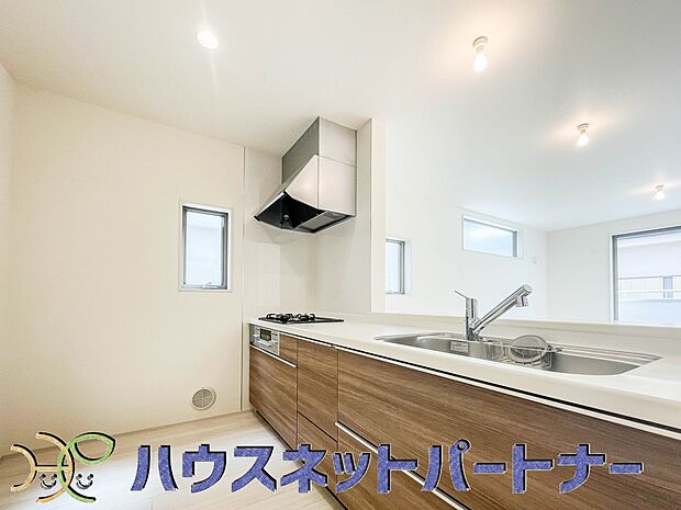 キッチン吊戸棚を無くす事によって、コミュニケーションを重視した設計に致しました。区画によって変わる一体感を、実際にご覧になって頂けましたらと思います。