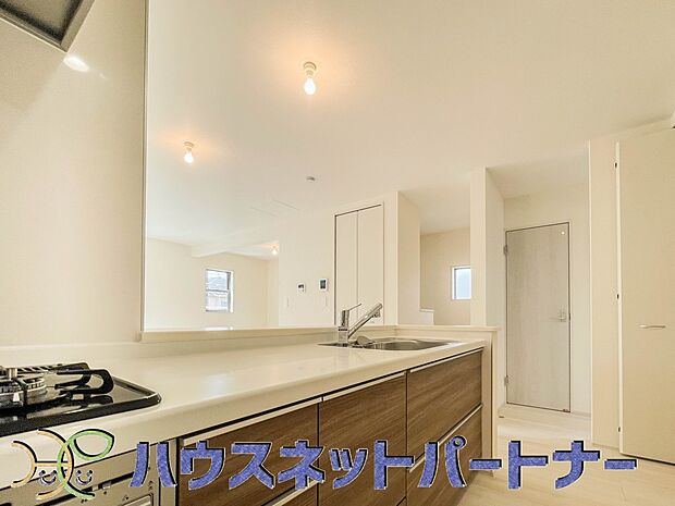 明るい自然光が入る作業スペースを多くとったキッチン採用。夫婦揃ってキッチンに立っても調理がしやすく、家事をしながら会話も弾みます。食器類もすっきりと片付く収納力。