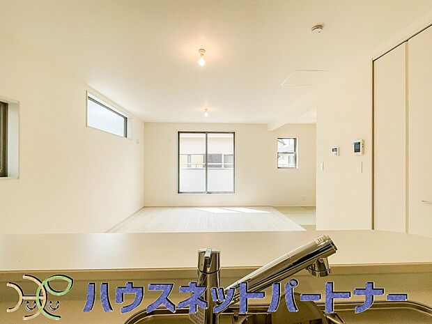 人工大理石のワークトップやシンクは、水を流しただけできれいになったように見えます。白いキッチンは明るく清潔感があり、とっても素敵です。