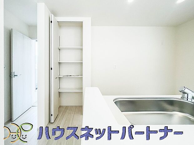 パントリー(食料庫)常温保存できるパン、お米、調味料、缶詰など、日常的に使うものや未開封の食品の収納にぴったり。棚にものを並べて収納すれば、何が足りないのかひと目で確認できます。