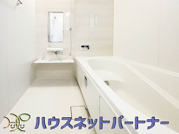 高級感溢れるカラーと大きさ・柔らかな曲線で構成された半身浴も楽しめるバスタブが心地よさをもたらします。