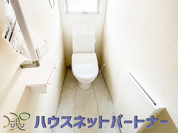 トイレ内壁面収納付。小物が多いトイレはゴチャゴチャとしがちですが、すべてまとめて収納することでトイレをお洒落に見せる事ができます。