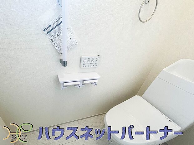 シャワー付きトイレは2ヶ所。安全性を考慮して手すりを付けています。