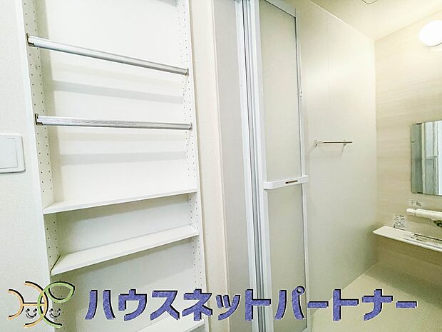 かさばるタオル類も、すっきりしまって使いやすく。収納物の量に合わせて、可動棚を調整できます。